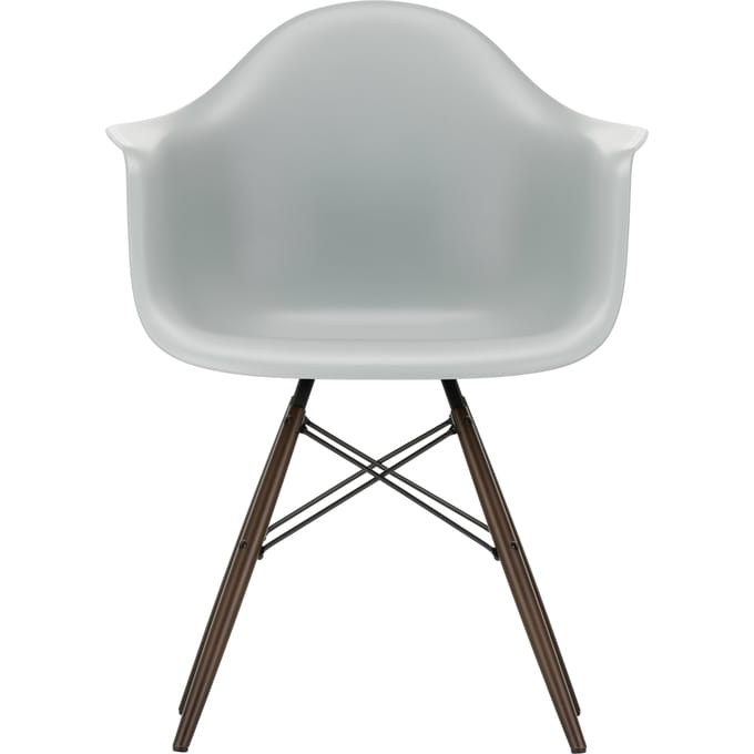 Vitra DAW Eames Plastic Armchair - lichtgrijs RE - donkere esdoorn