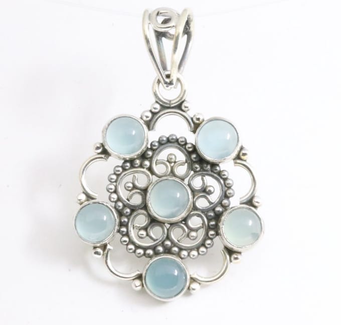 Opengewerkte zilveren hanger met blauwe chalcedoon