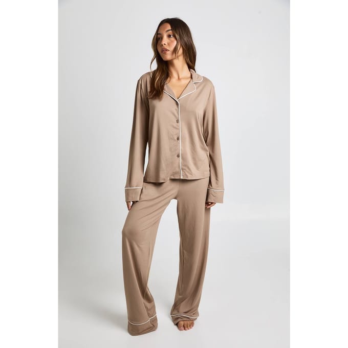 boohoo Dames Oversized satijnen langmouwhemd & broekpyjamaset | Mocha | Maat: 6