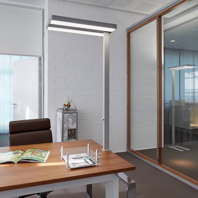 LED tafelklemlamp MAULjuvis, dimbaar, bewegings- en daglichtsensor, blank aluminium RAL 9006