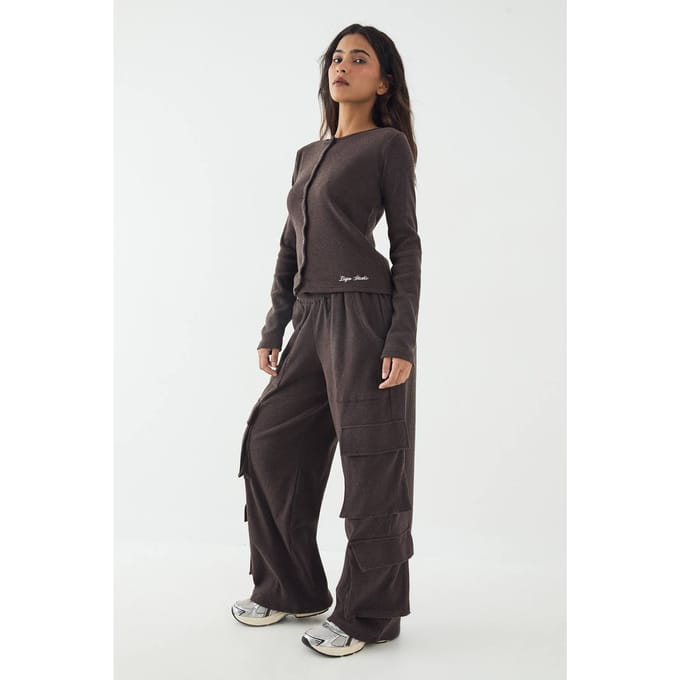 Dames DSGN Studio Geborstelde Rib Cargo Jogger | Chocolate | Maat: Small