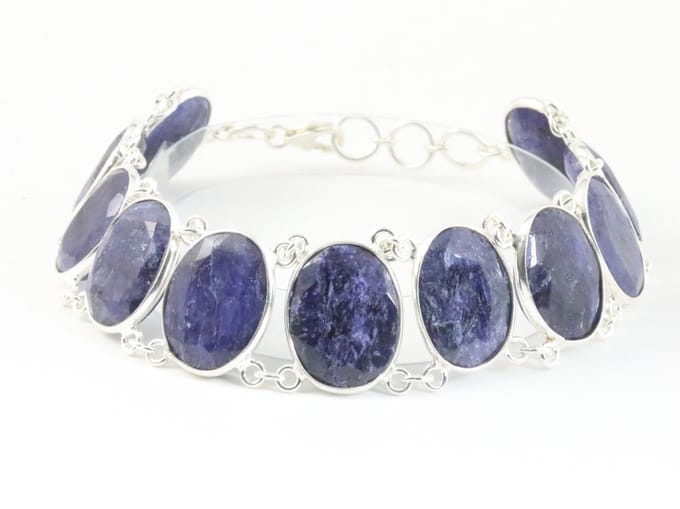 Zware zilveren armband met grote blauwe saffier stenen