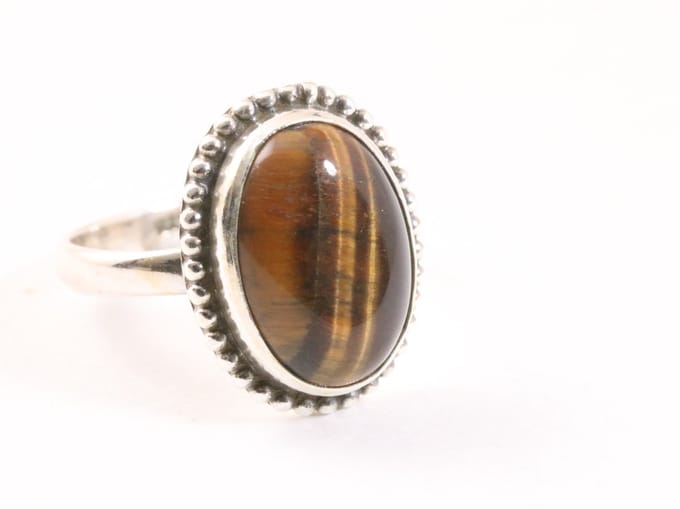 Bewerkte ovale zilveren ring met tijgeroog - maat 22