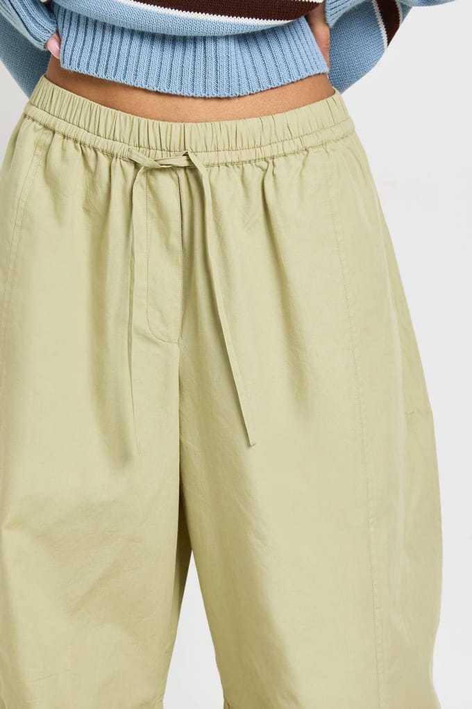 boohoo Dames Poplin Gecroppte Barrel Pijp Broek | Pistache | Maat: 40