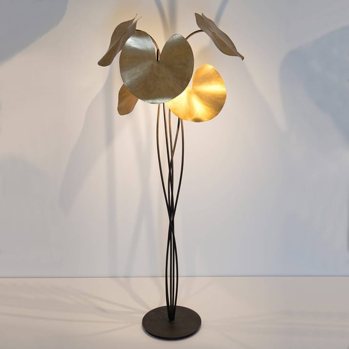 Holländer LED vloerlamp Controversia, gouden lampenkap