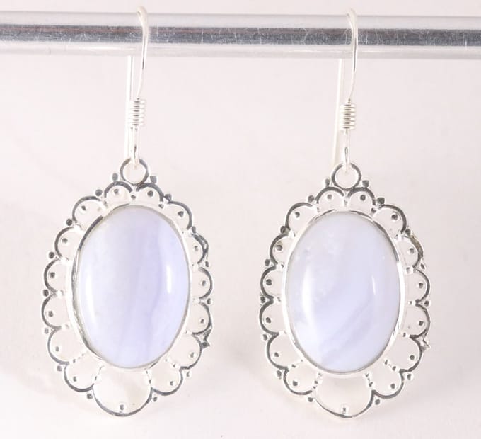 Opengewerkte zilveren oorbellen met blauwe lace agaat
