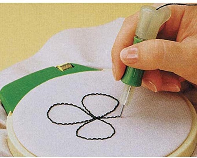 Decoratieve punchnaald in groen voor borduurprojecten