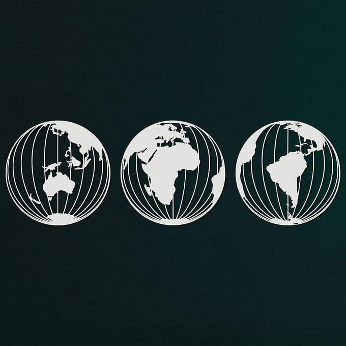 Metalen Wereldkaart Decoratie - Wandkunst Drie Bollen - Woonkamer Aankleden - Drijvend Effect - 72 cm - Wit