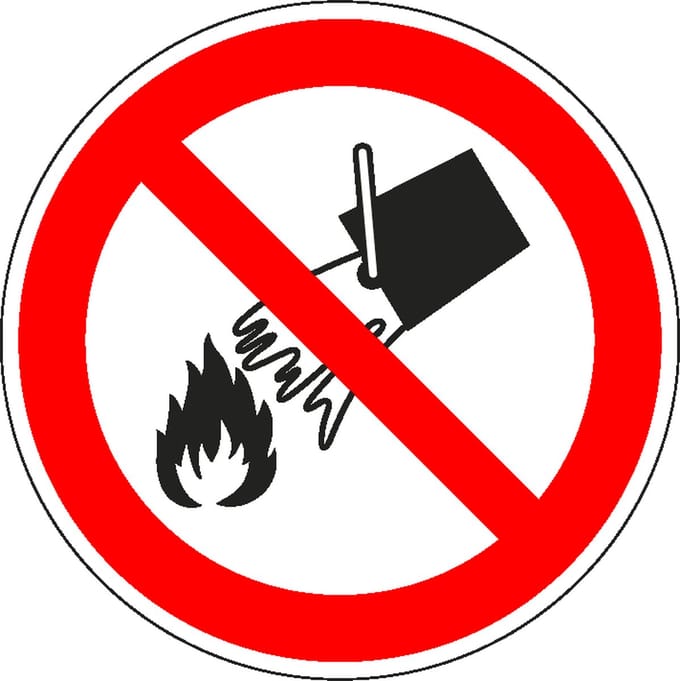 Niet blussen met water sticker - ISO 7010 - P011 300 mm