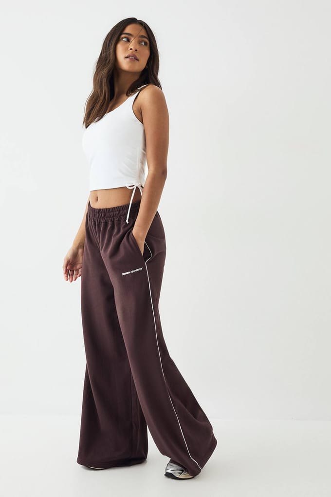 Dames DSGN Studio Joggingbroek met Paspeldetail Middelhoge Taille Wijde Pijpen | Chocoladebruin | Maat: Large