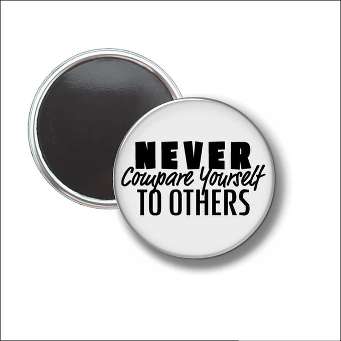 Button Met Magneet 58 MM - Never Compare Yourself To Others - NIET VOOR KLEDING