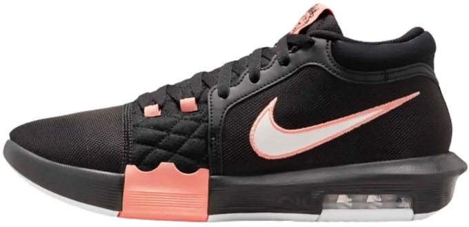 Nike lebron witness viii in de kleur zwart.