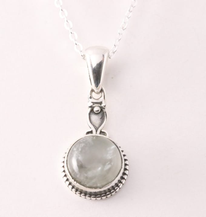 Fijne bewerkte zilveren hanger met rozenkwarts aan ketting