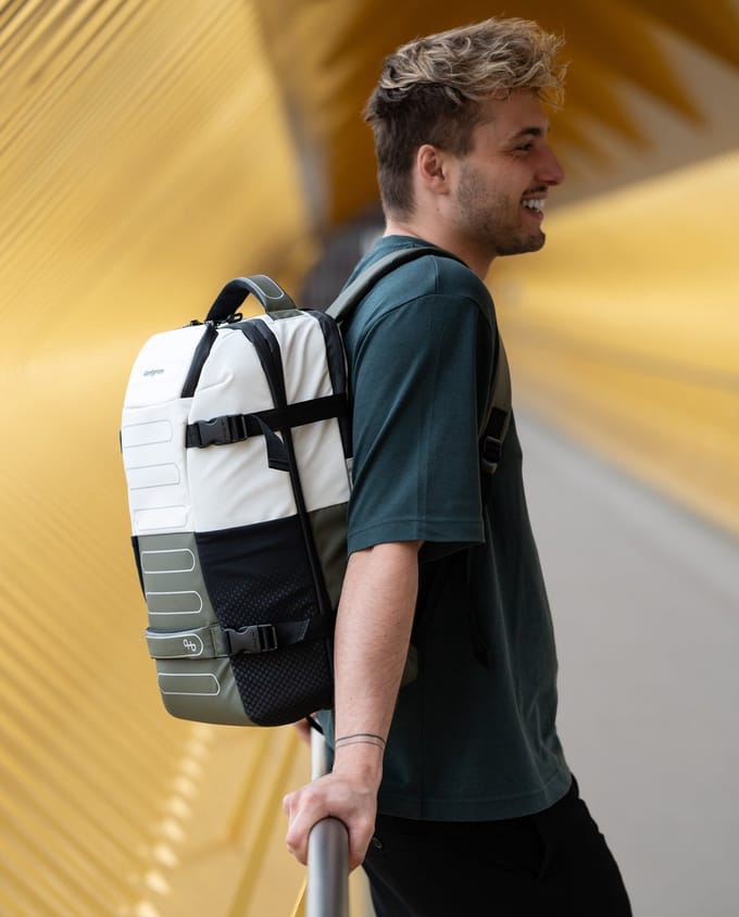 Hedgren Trip M P Reiserugzak 15,6 inch met RFID-bescherming – Middelgroot – Grey/Olive
