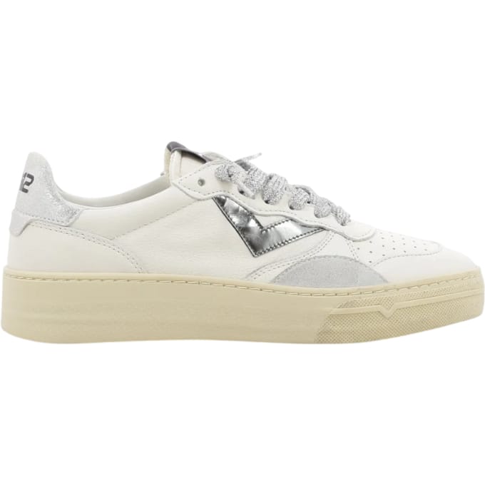 4b12 Witte sneakers