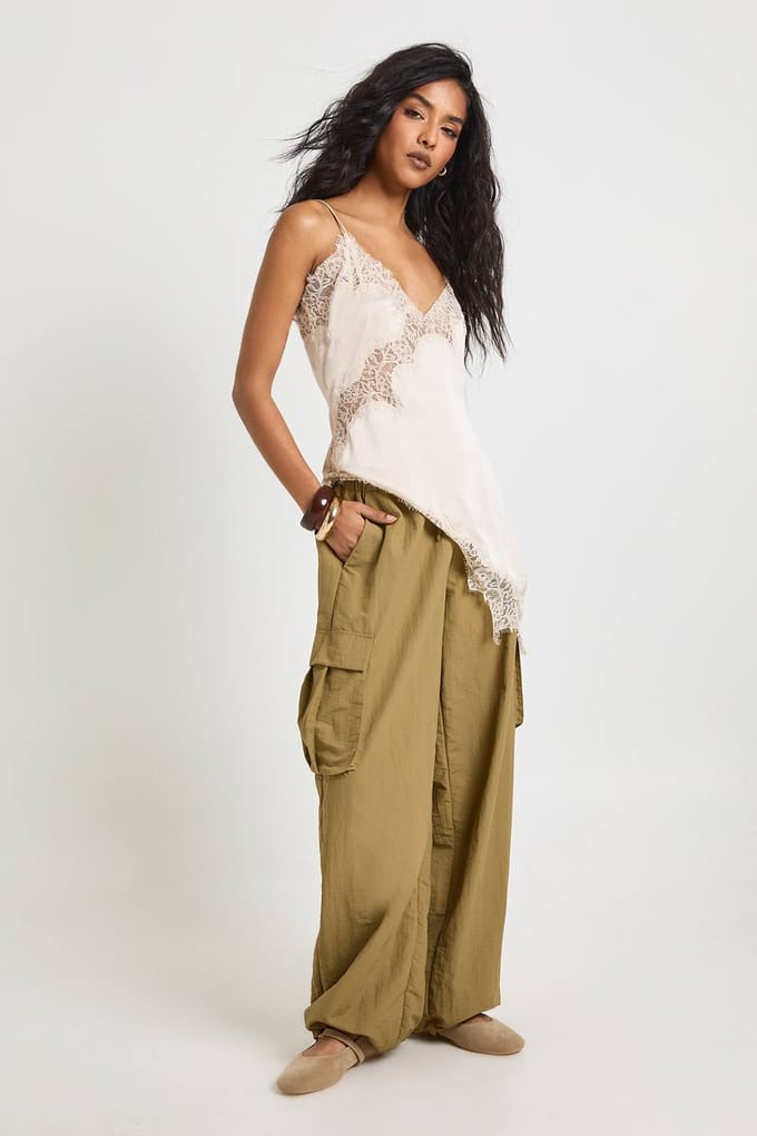 boohoo Dames Nylon Parachute Broek | Khaki | Maat: 6