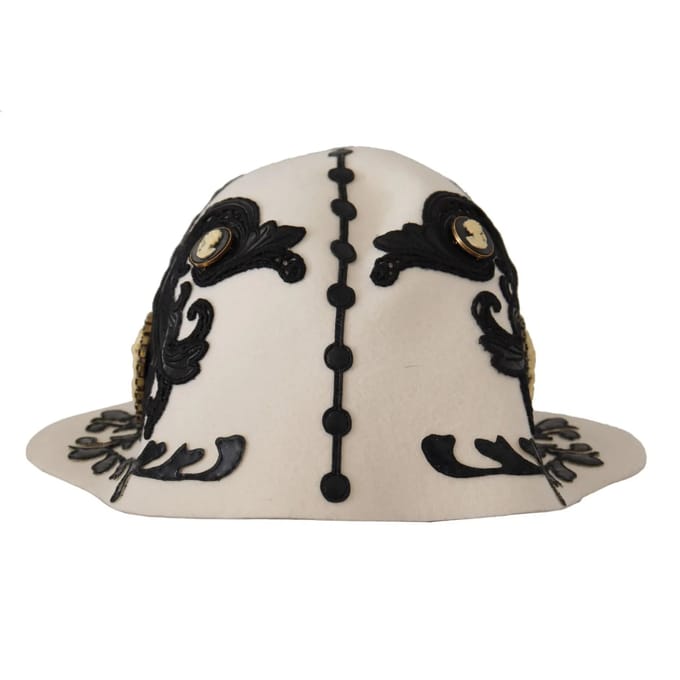 Dolce & Gabbana Witte Zwarte Wol Geborduurde Camee Broche Hoed