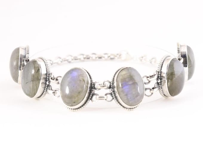 Zware bewerkte zilveren armband met grote labradoriet stenen