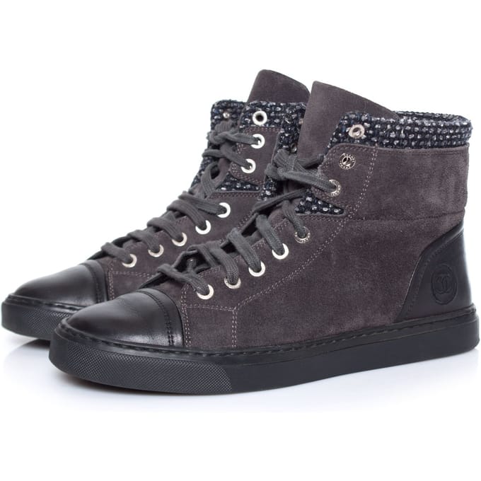 Chanel, hoge tennissneakers met CC-logo en tweedstof.