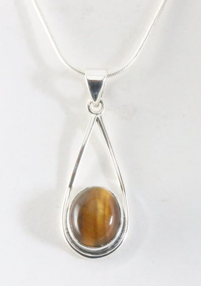 Zilveren hanger met tijgeroog aan ketting
