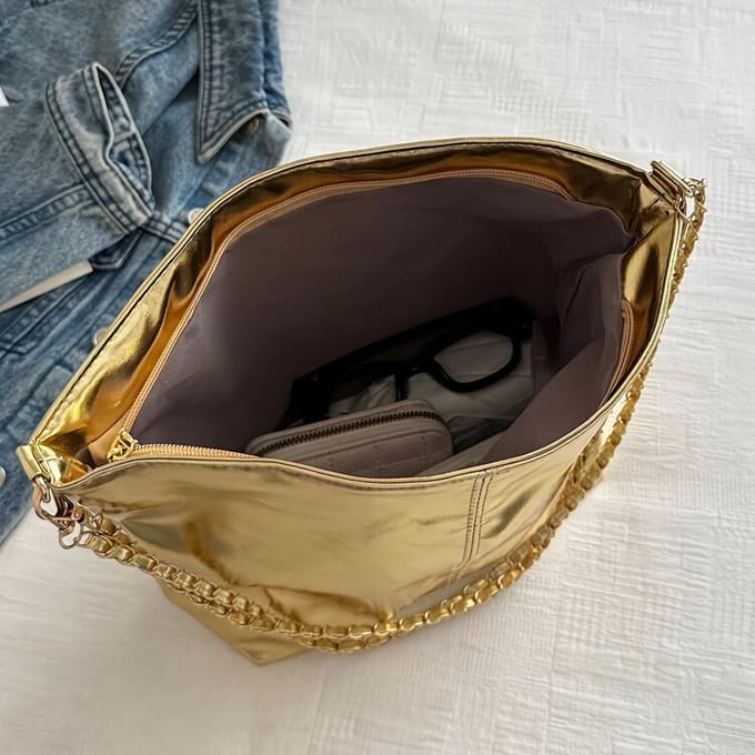 Modieuze Dames Schoudertas Met Een Kettingriem En Een Glanzend Oppervlak goud