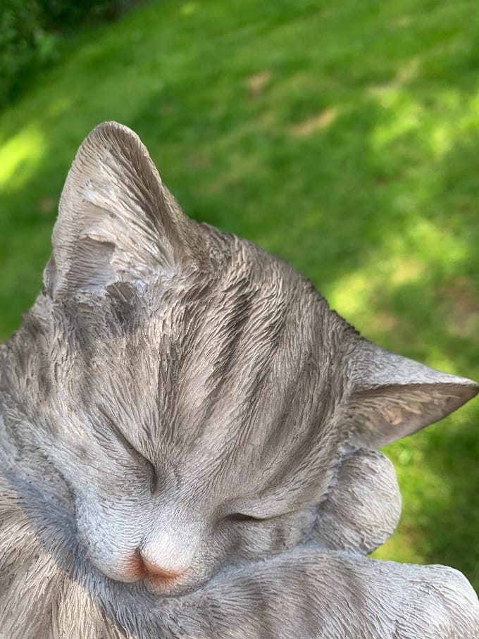 Katten beelden grijze kat slapend van H&H 12x28x20 cm - HotAnt