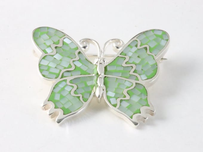 Zilveren vlinder broche met groene parelmoer