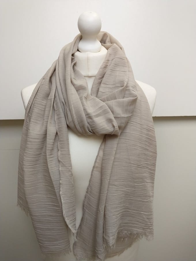 Lange dames sjaal Arina-effen gekreukt licht taupe