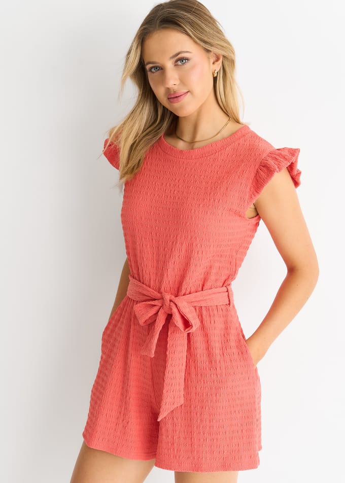 Koraalkleurige playsuit met elastische tailleband, ruches en stretchtextuur