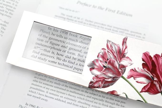 Boekenlegger met vergrotend loepje, Merian, Drie tulpen