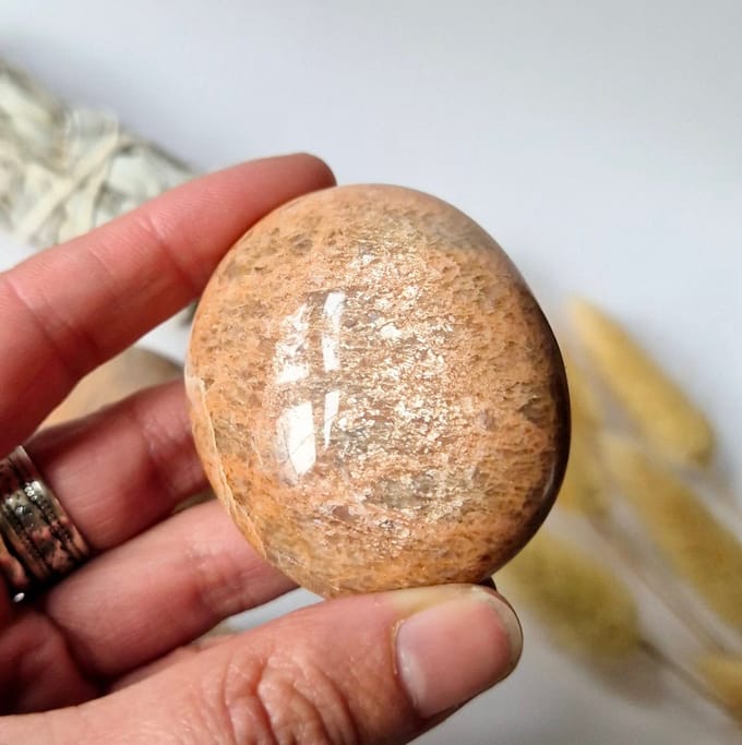 Peach Moonstone Palmstone 90-150gr Handsteen voor Rust en Balans Worry Stone zorgensteen maansteen