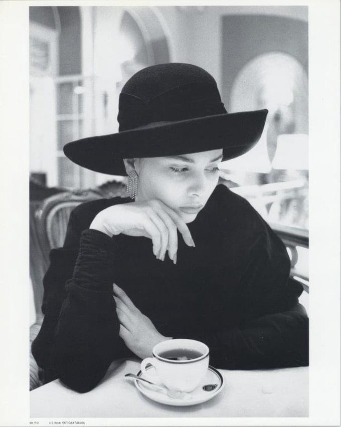 Mini zwart-wit poster - Woman in Black - Stephen Hender - 24x30 cm