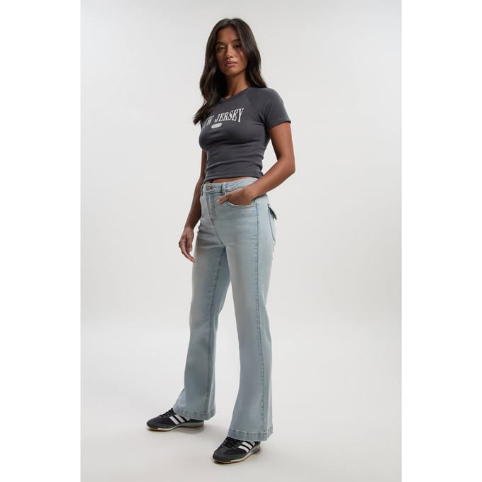 boohoo Dames Petite Mid Rise Y2K Bootcut Jeans | Bleach Wash | Maat: 16