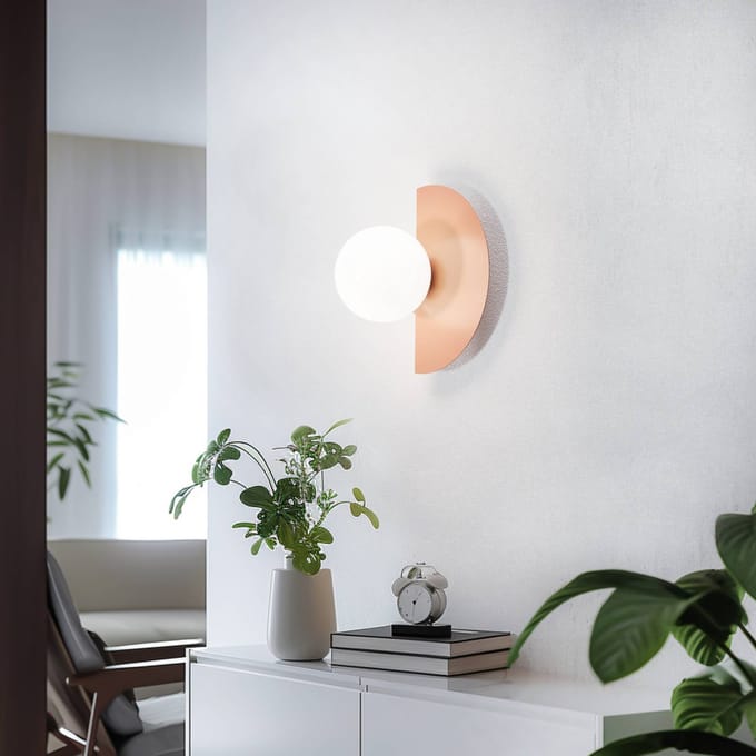 ALDEX Wandlamp Loop Coral, koraalrood, glazen bol opaal, metaal