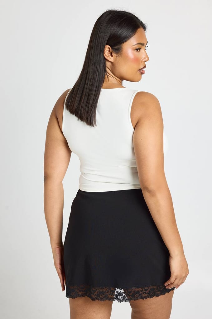 boohoo Dames Plus Bengaline Minirok Met Kanten Afwerking | Zwart | Maat: 54