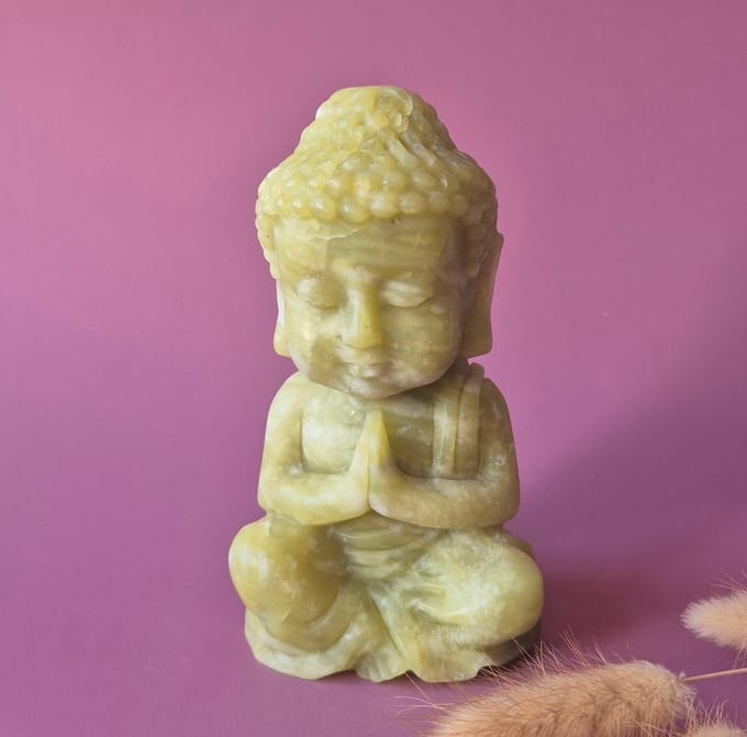 Serpentijn Boeddha – Handgesneden Meditatiebeeld van Edelsteen (±15 cm)