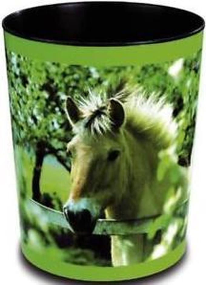 Läufer prullenbak, paarden bij het hek.