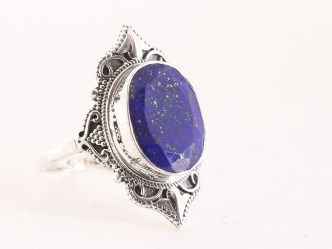 Bewerkte zilveren ring met gefacetteerde lapis lazuli - maat 18.5
