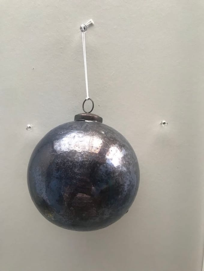 Grote kerstbal 12cm gemarmerd blauw met antieke look