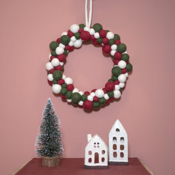 Kerstkrans Vilten Balletjes - Holly Berry - 35cm - Fairtrade