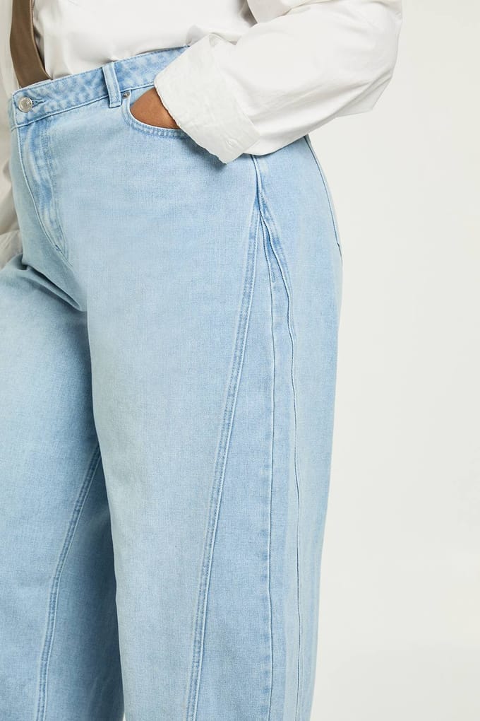 boohoo Dames Plus Midden-Taille Gedraaide Naad Barrelleg Jeans | Bleach Wash | Maat: 26