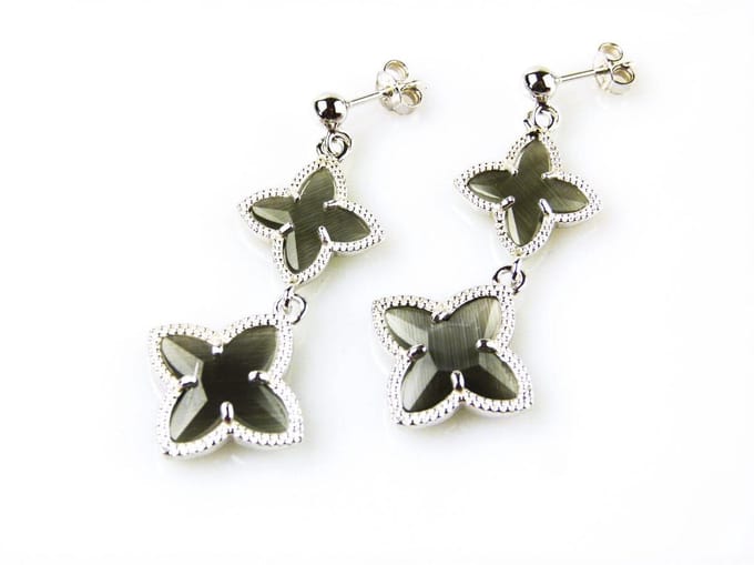 model 2 Stars oorringen in zilver donkergrijze stenen