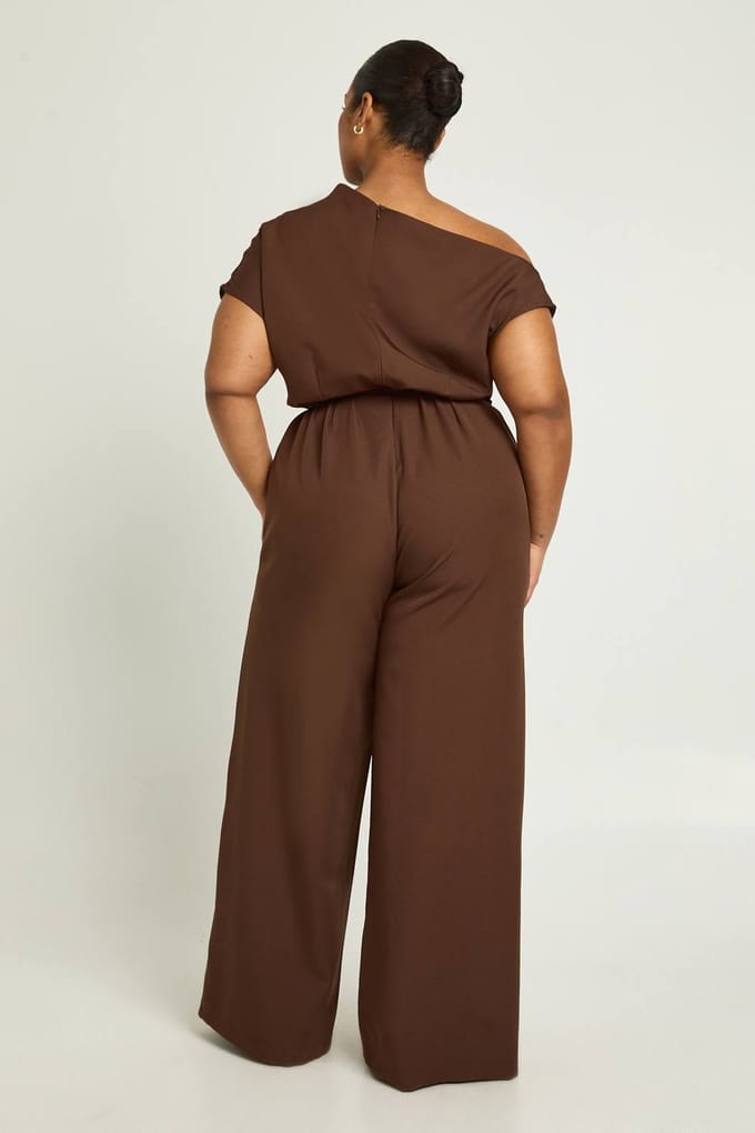 boohoo Dames Plus asymmetrische jumpsuit met riem | Bruin | Maat: 48