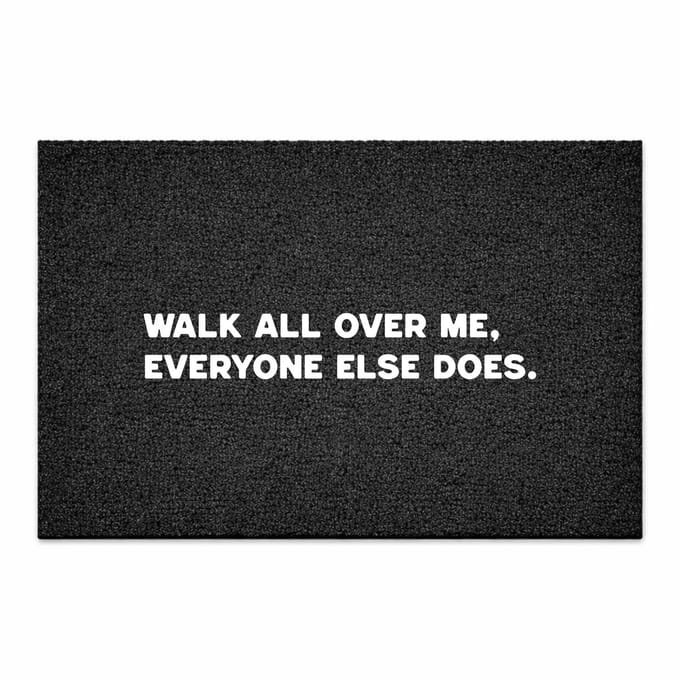 Deurmat Walk all over me, everyone else does - Zwart - 60 x 40 cm - Deurmat Binnen - Droogloopmat - Deurmat met Tekst - Schoonloopmat - Grappige Deurmat