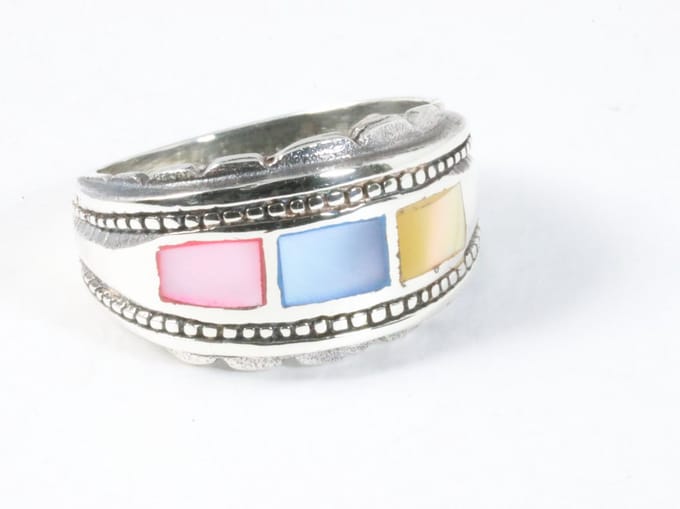 Bewerkte zilveren ring met veelkleurige schelp - maat 17