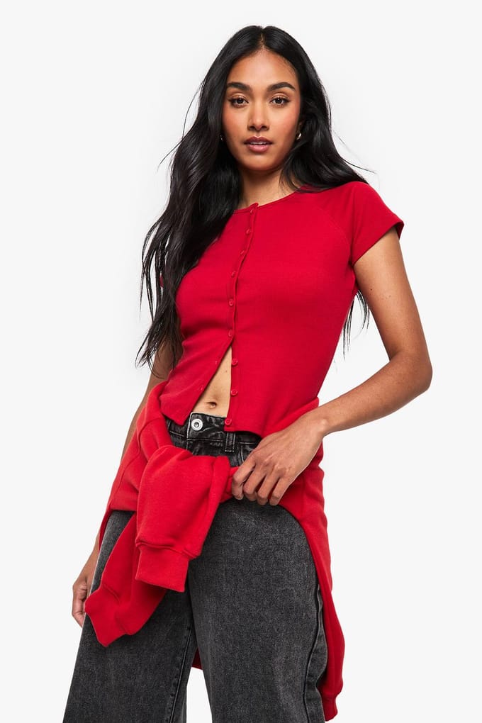 boohoo Dames Geribbelde top met knoopdoorloop en capmouw Top | Rood | Maat: 38