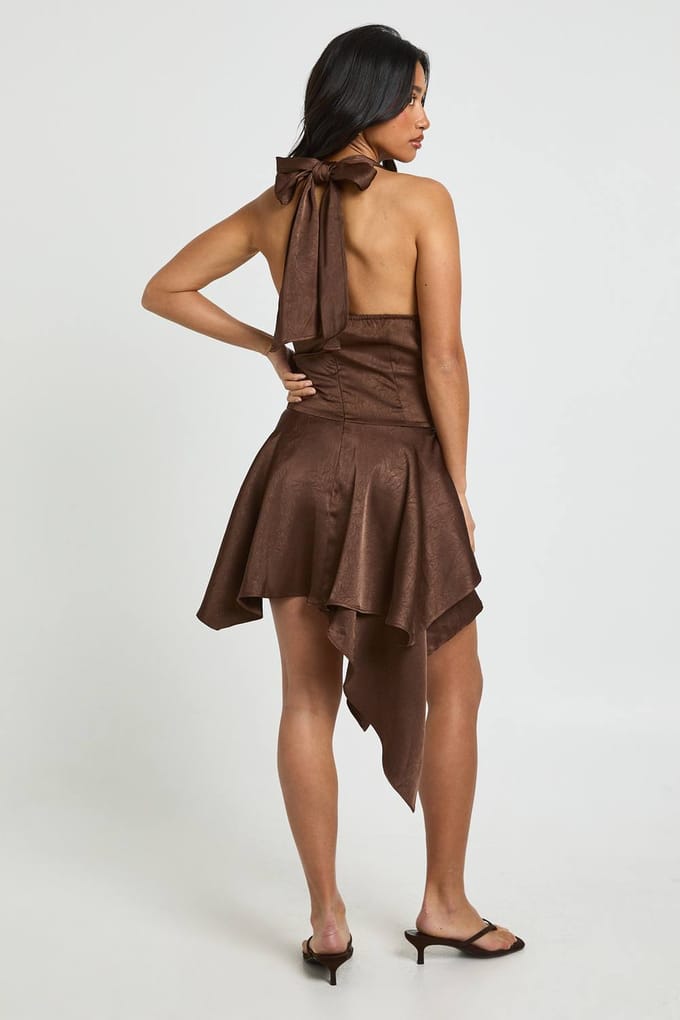 boohoo Dames Petite Getextureerde Satijnen Cowl Hals Mini Jurk | Chocolate | Maat: 6