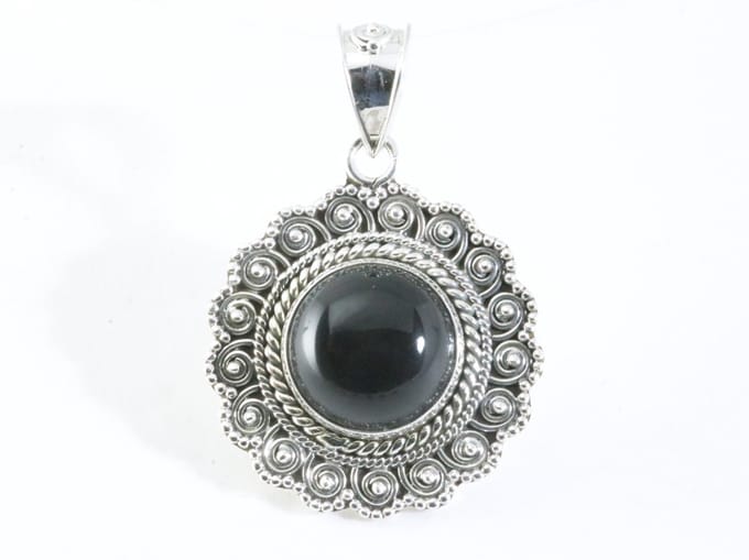 Ronde bewerkte zilveren hanger met onyx