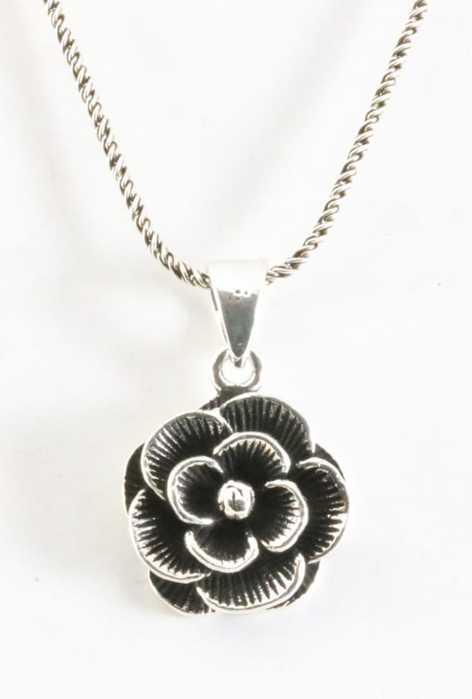 Zilveren roos hanger aan ketting