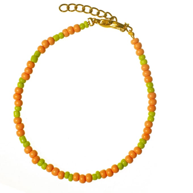 Armband rocaille kralen oranje/groen met goudkleurige sluiting